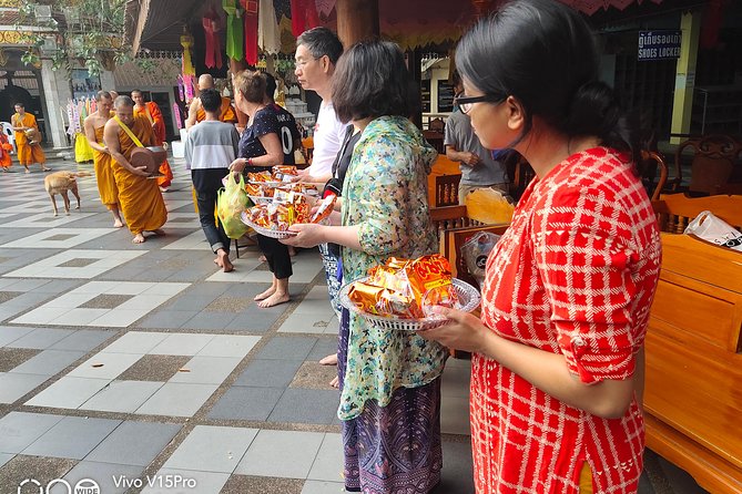4 highlights: Sticky Waterfall/Elephants/local market /Wat Banden - Meeting elephants along the route