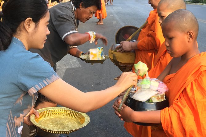 4 highlights: Sticky Waterfall/Elephants/local market /Wat Banden - The insect market and everyday Thai food