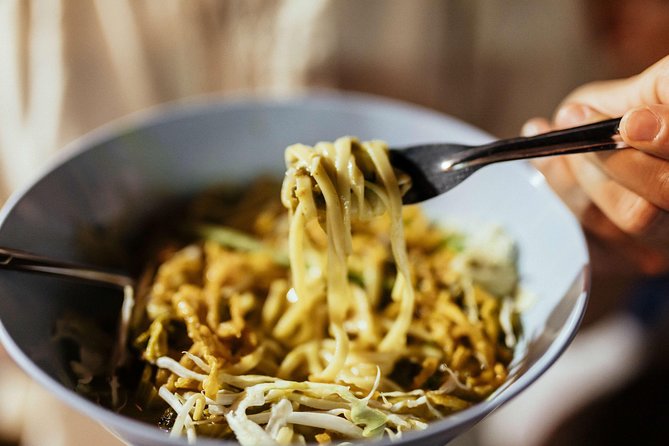 A Magical Evening in Chiang Mai: Private City Tour - Warorot Market and a fresh local dish