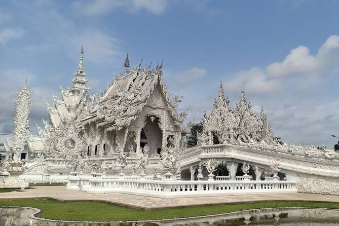 Best Places in Chiang Rai White, Blue, Big Buddha, Tea Plantation - Guide service and tour organization