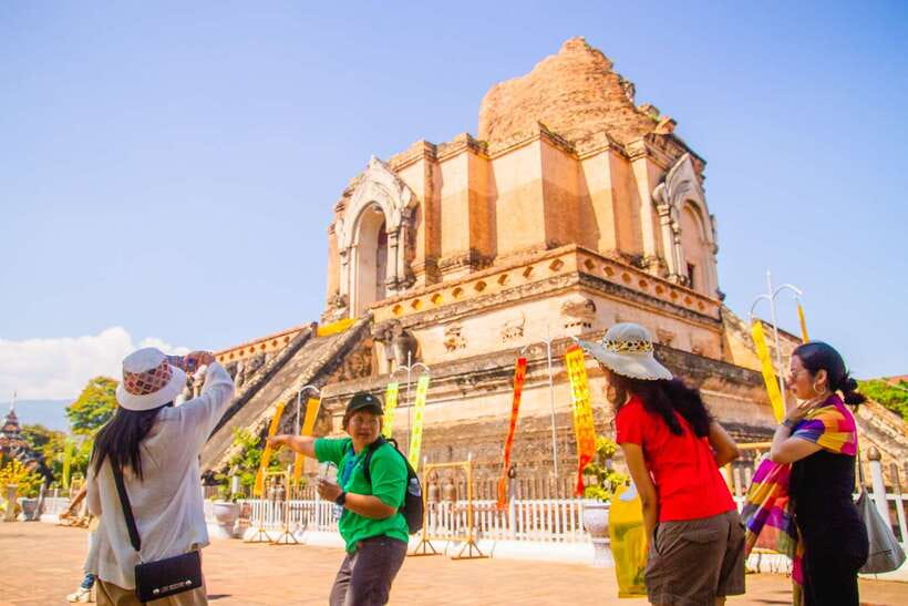Chiang Mai: 3 Hour Old City and Temples Guided Walking Tour - What the guide adds to the experience