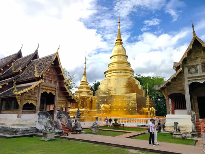 Chiang Mai: Chiang Mai Old City Twilight Walking Tour - Why twilight works so well in Chiang Mai