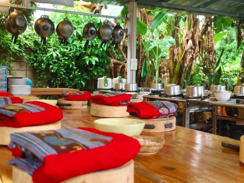 Chiang Mai: Cooking Class, Market & Thai Herbs Garden Tour - Grinding curry paste with a mortar and pestle