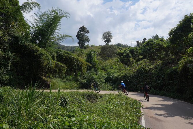 Chiang Mai: Cycling Nam Phare Countrysides, Breezy-Relax & Lunch - A 45-minute bamboo raft ride on the Mae Wang