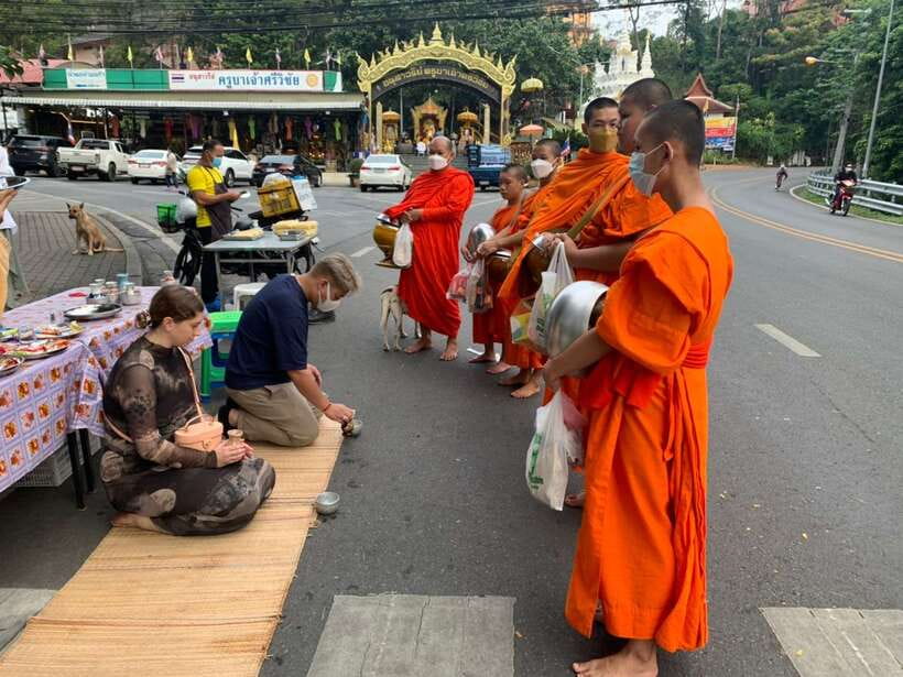Chiang Mai: Doi Suthep, Wat Umong, and Pha Lat Sunrise Tour - Walking through the forest to Wat Pha Lat