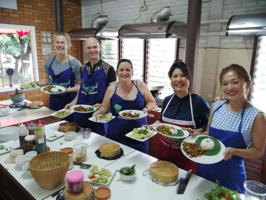 Chiang Mai: Evening Cooking Class and Local Market Visit - Seeing how Thai herbs are grown