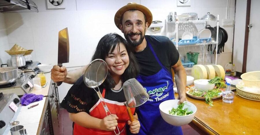 Chiang Mai: Evening Cooking Class and Local Market Visit - Making curry paste the traditional way