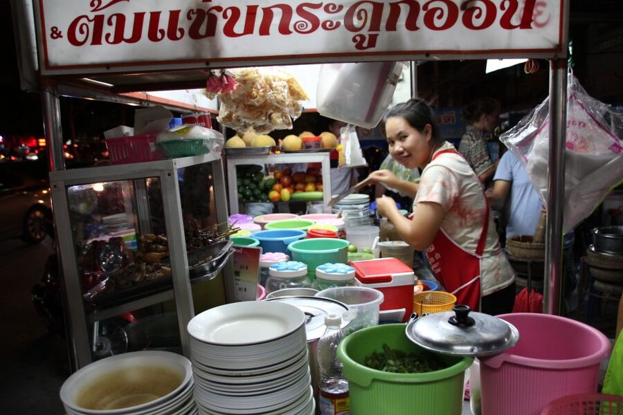 Chiang Mai: Evening Local Street Food Market Tour - Who should book this evening food tour