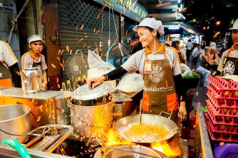 Chiang Mai: Evening Sightseeing and Local Food Guided Tour - Huen Phen and the case for Khao Soi