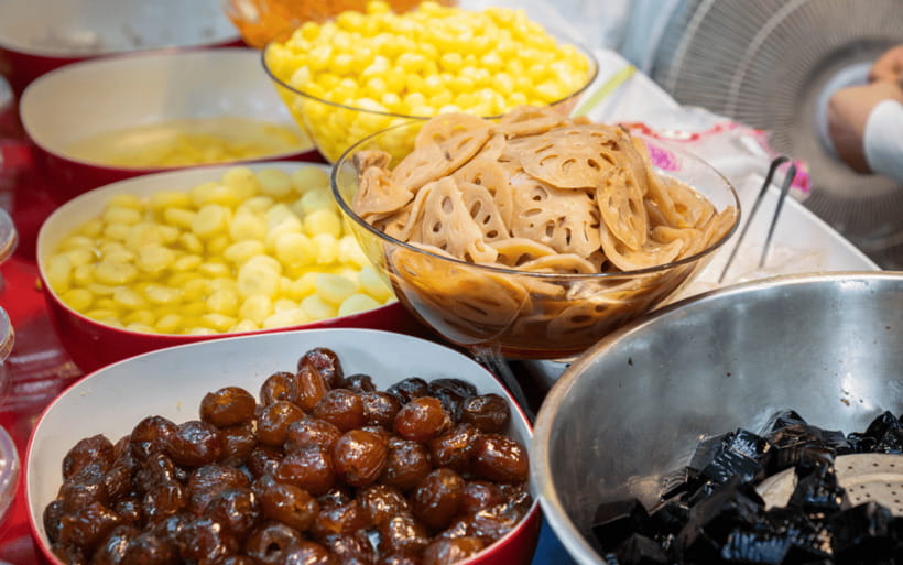 Chiang Mai: Evening Sightseeing and Local Food Guided Tour - Fruit, sweets, and the flower market