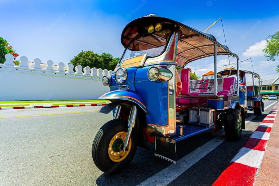 Chiang Mai: Exploration of Old City by Private Tuk-Tuk - Mueang Mai and Warorot markets