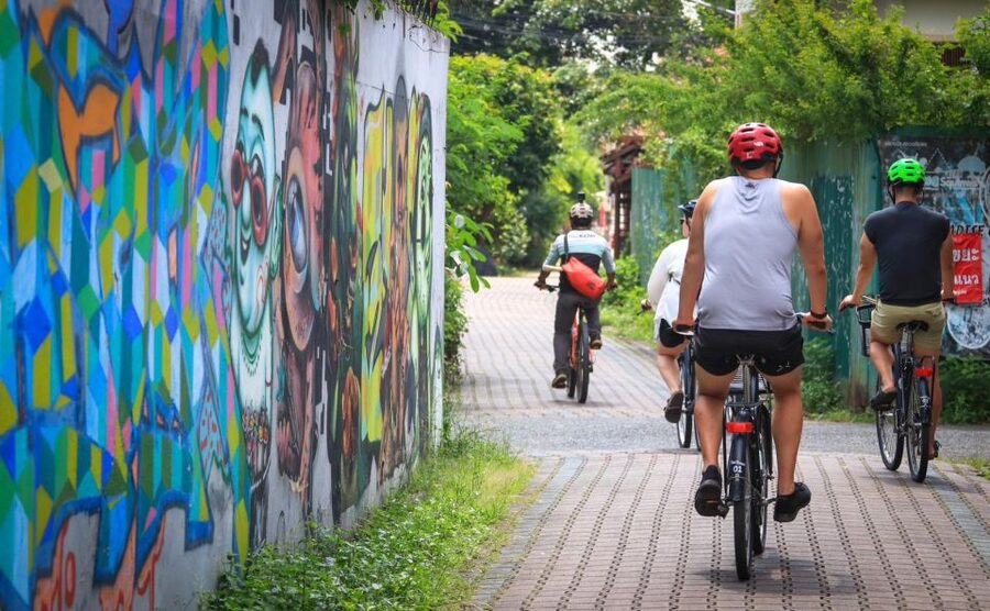 Chiang Mai: Half-Day Old Town Cycling Tour - Warorot Market, snacks, and local flavors