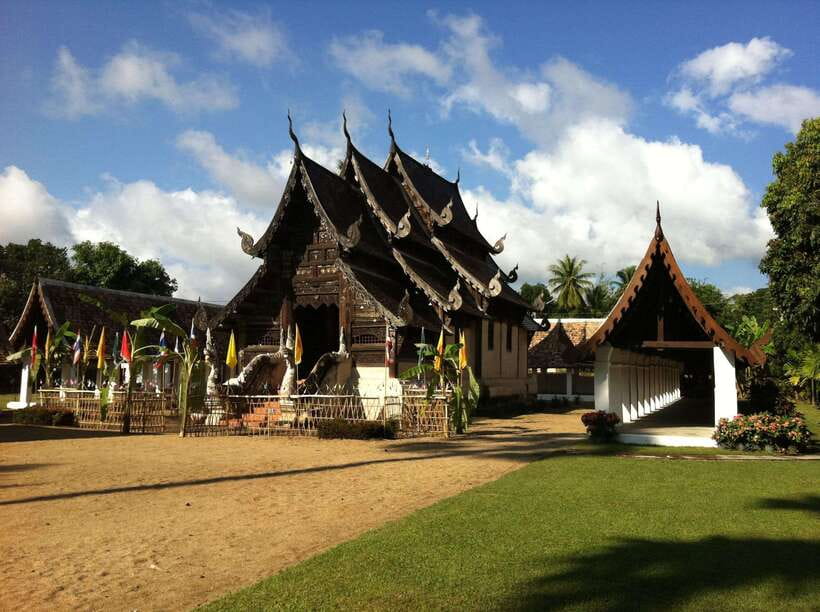 Chiang Mai:Hidden Gems: From Ancient Ruins to Serene Temples - The guide can make or break the architecture lesson