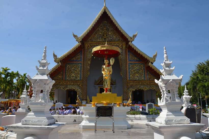 Chiang Mai: Historic Temples and City Guided Walking Tour - Wat Phan Tao and the warmth of teak wood