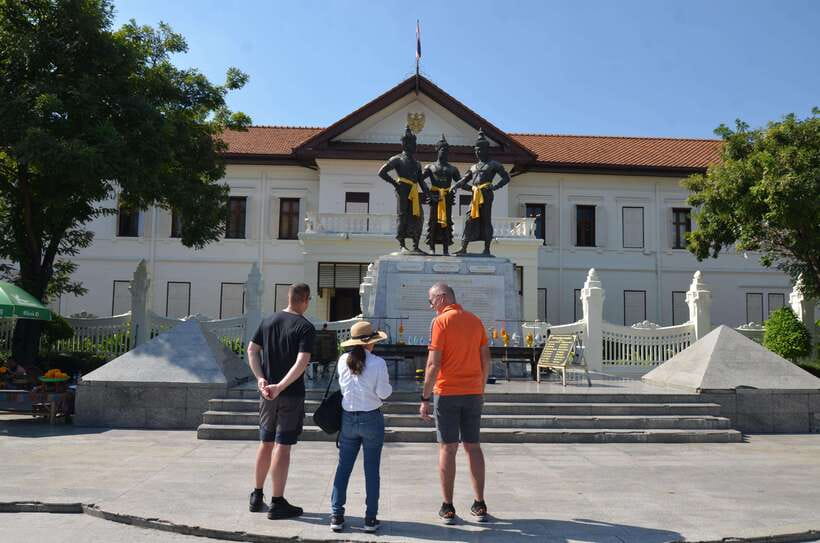 Chiang Mai: Historic Temples and City Guided Walking Tour - What the guides add to the buildings