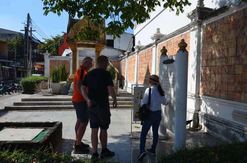 Chiang Mai: Historic Temples and City Guided Walking Tour - Walking conditions, weather, and what to carry