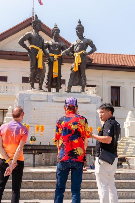Chiang Mai: Historical and Culture Exploration Walking Tour - Walking to Wat Phra Singh