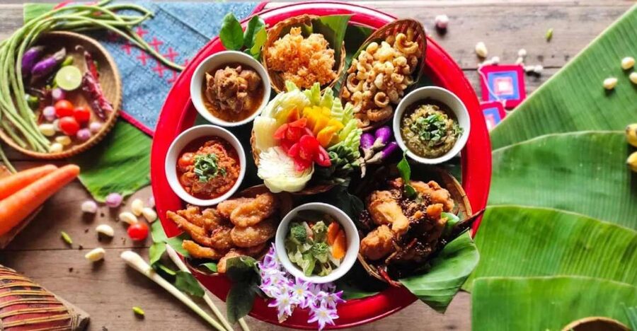 Chiang Mai: Khantoke Dinner with Traditional Performance - What arrives on the Khantoke tray