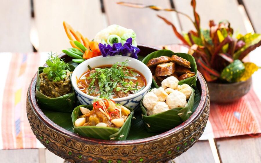 Chiang Mai: Khantoke Dinner with Traditional Performance - Joining the festivities without feeling awkward