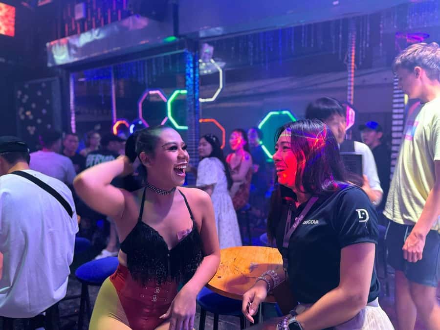 Chiang Mai: Ladyboy Cabaret Show with Dinner and Drinks - A night market start with food, drinks, and local color