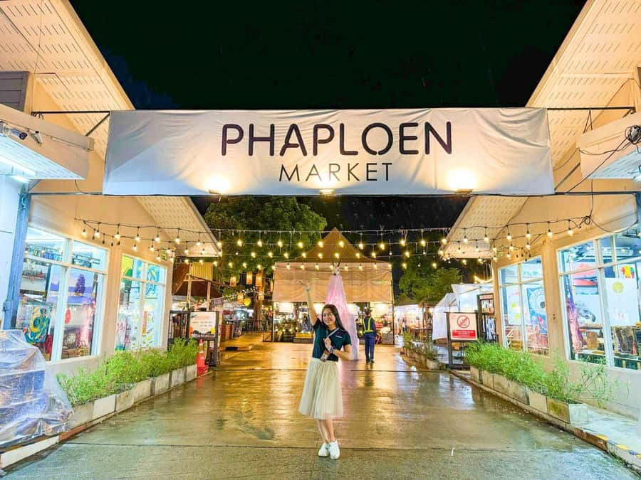 Chiang Mai: Ladyboy Cabaret Show with Dinner and Drinks - Meeting a drag guide in Chiang Mai