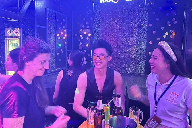 Chiang Mai: Ladyboy Cabaret – Stories, Dinner and Sparkle - Starting with a red songthaew at 8:00 p.m.