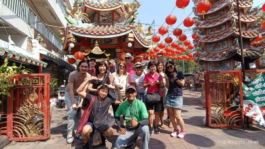 Chiang Mai: Local Food and Markets Guided Walking Tour - Khao Kriab Pak Moh at Lung Khajohn Wat Ket