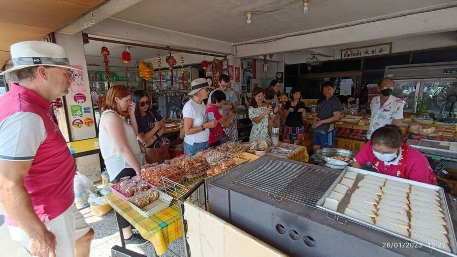 Chiang Mai: Local Food and Markets Guided Walking Tour - What the guides add to the food
