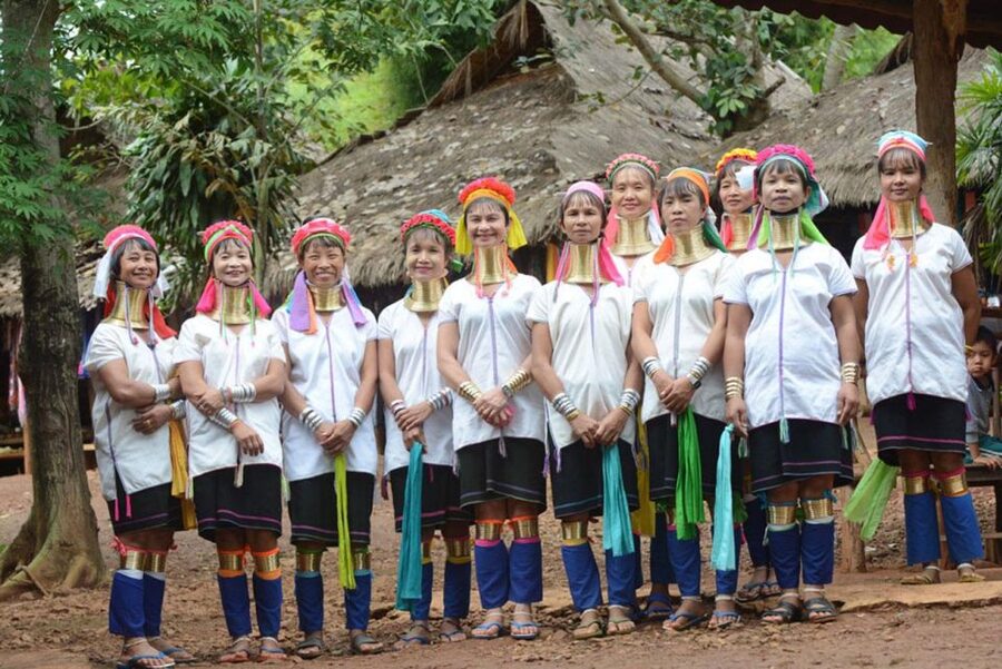Chiang Mai: Long Neck Village & Chiang Rai’s Iconic Temples - Guides, timing, and the practical side of the day