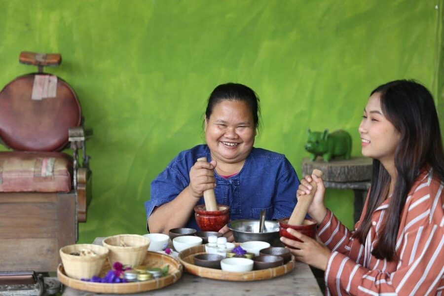 Chiang Mai : Making Herbal Ball And Inhaler - Why the small group makes a difference