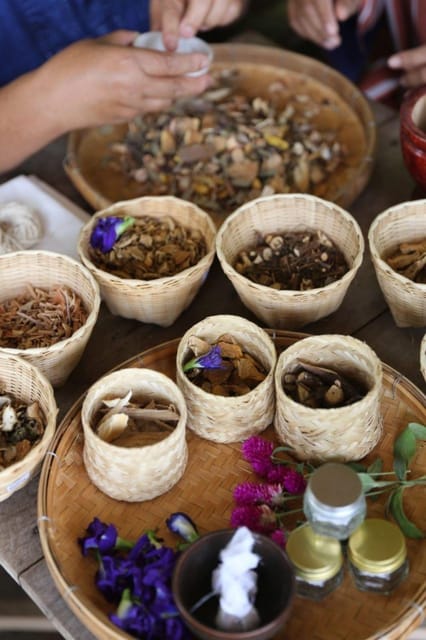 Chiang Mai : Making Herbal Ball And Inhaler - Roselle tea and the local welcome