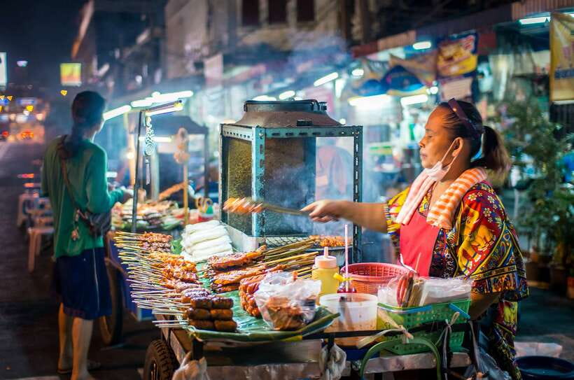 Chiang Mai: Private Historic Old City Bike Tour - Night - Morning or night: which departure suits you?
