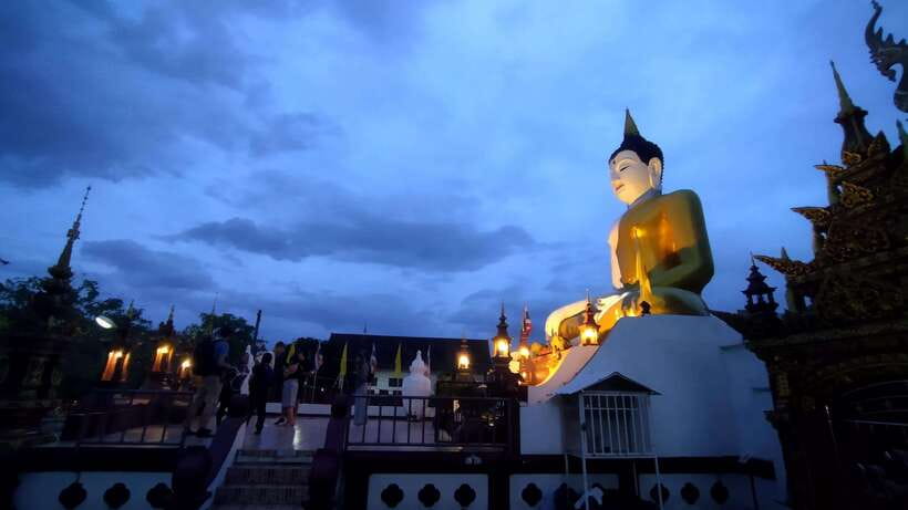 Chiang Mai: Private Historic Old City Bike Tour - Night - Three Kings Monument and Wat Intakhin