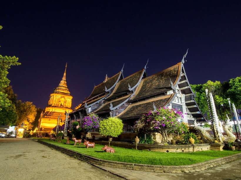 Chiang Mai: Private Historic Old City Bike Tour - Night - Choosing between Wat Chiang Man and Wat Lok Molee