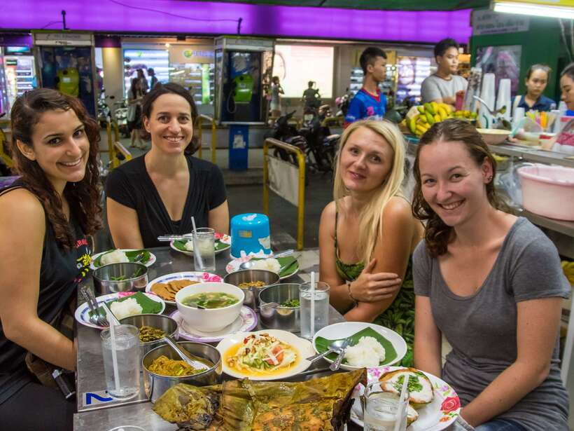 Chiang Mai: Private Historic Old City Bike Tour - Night - The market stop and what you actually eat