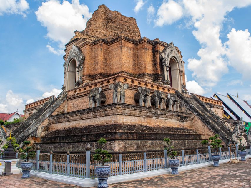 Chiang Mai: Private Tuk Tuk Tour of City Temples With Pickup - The guides make the difference