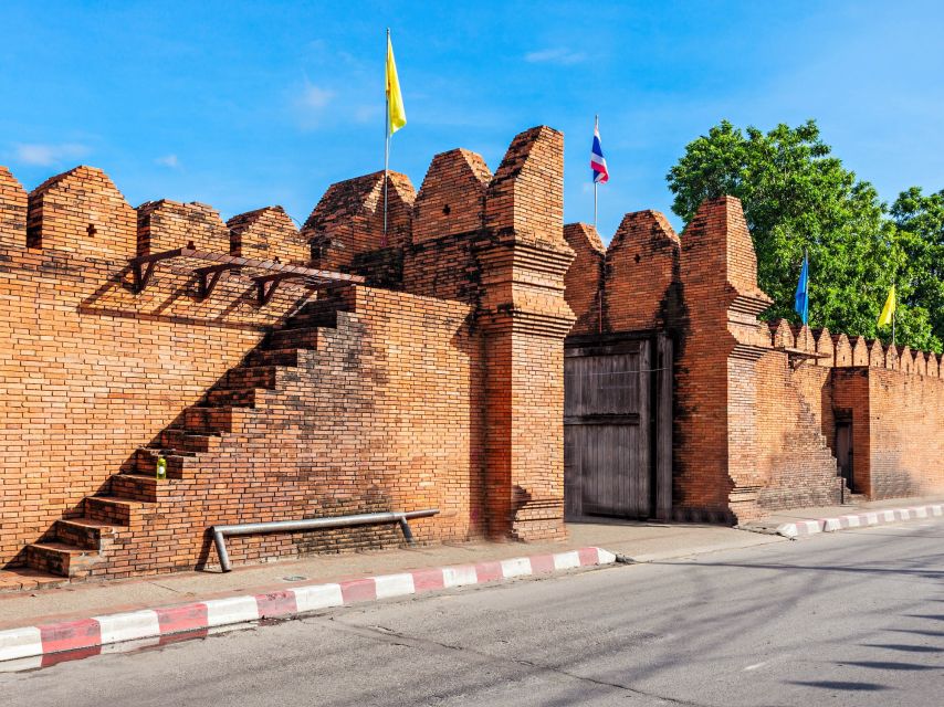 Chiang Mai: Private Tuk Tuk Tour of City Temples With Pickup - Wat Chedi Luang and the story of the Emerald Buddha