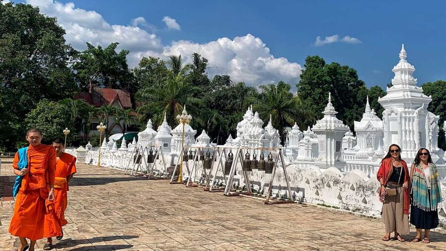 Chiang Mai: Silver Craftwork Temple Tour with Monk Meeting - Guides who add the local context