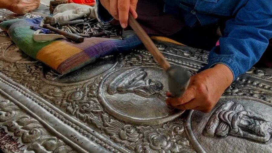 Chiang Mai: Silver Craftwork Temple Tour with Monk Meeting - Seeing silver work at Wat Sri Suphan