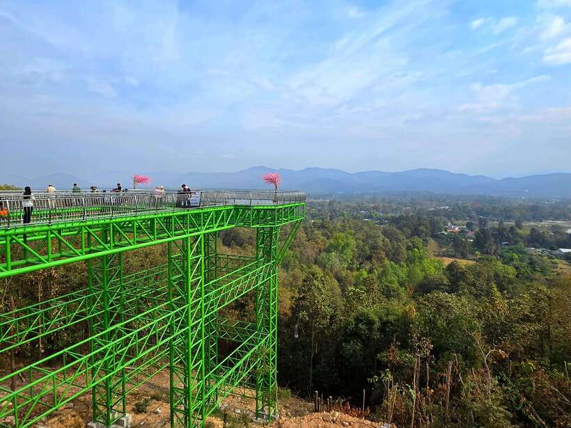Chiang Mai: Sticky Waterfall scenic loop unseen lake &temple - Wat Phra That Chom Kitti closes the route on a quieter note