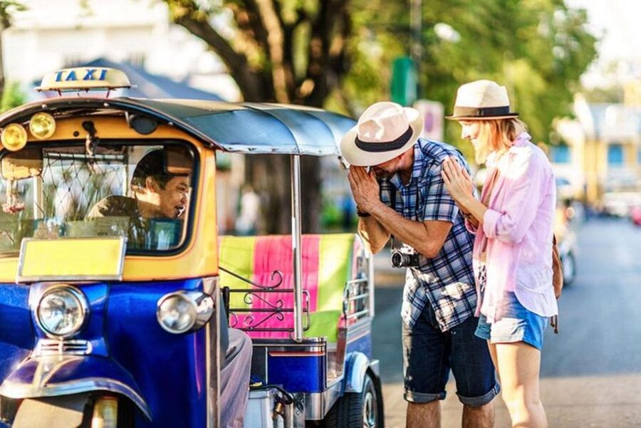 Chiang Mai: Temples and Street Food Night Tour by Tuk Tuk - Key points at a glance