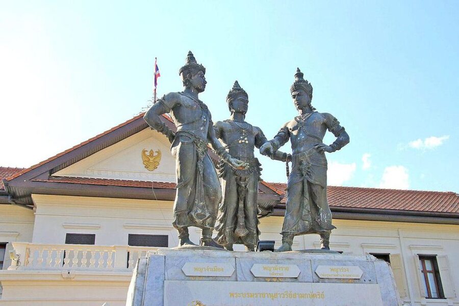 Chiang Mai: Temples and Street Food Night Tour by Tuk Tuk - Wat Chedi Luang and the Big Stupa