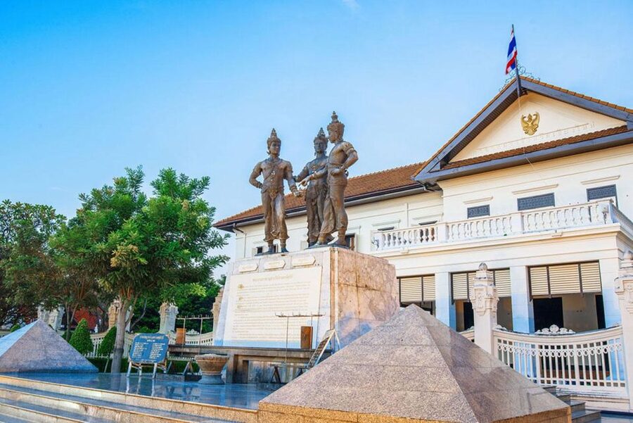 Chiang Mai: Temples and Street Food Night Tour by Tuk Tuk - The Three Kings Monument and Chiang Mai’s origin story