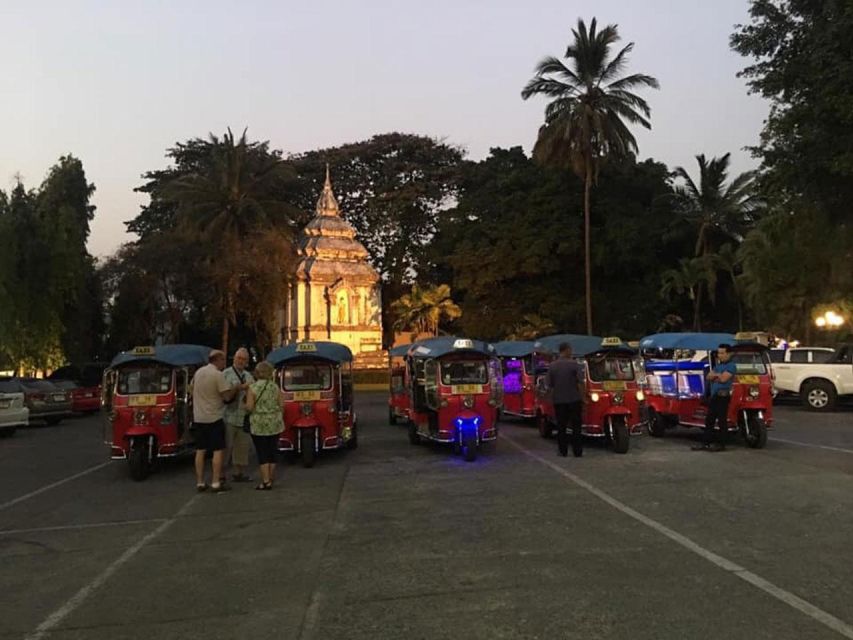 Chiang Mai: Temples and Street Food Night Tour by Tuk Tuk - What the two-hour schedule really means