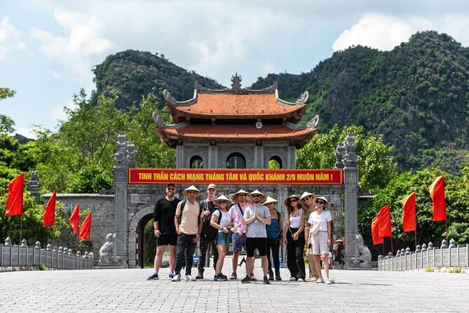 Chiang Mai Temples Visit Walking Tour with Ex-Monk Guide Part 2 - The value of questions, especially with children