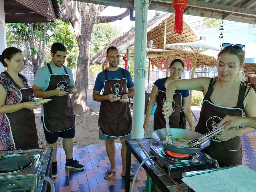Chiang Mai: Thai Cooking and Market Tour with Lanna Smile - Key points at a glance