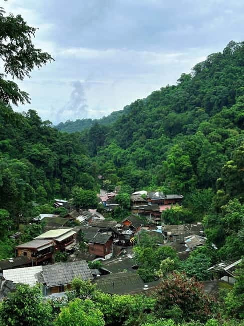 Chiang Mai: The Giant Café & Mae Kampong Village Day Trip - Lunch in Mae Kampong, with your own budget