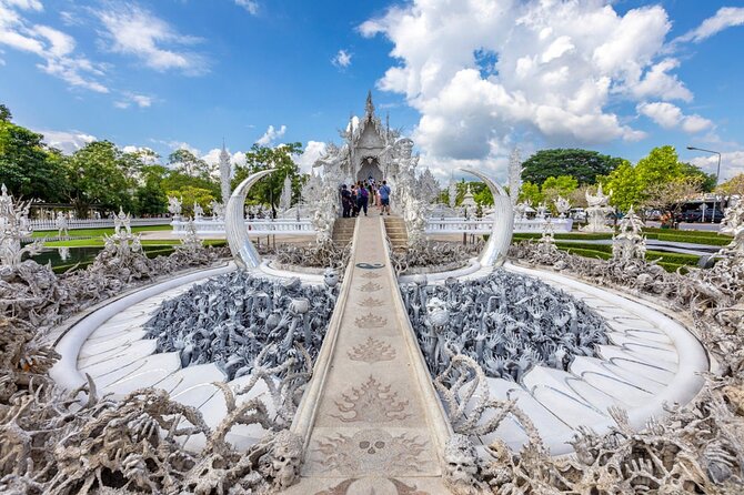 Chiang Mai to White & Blue Temple, Black Museum & Golden Triangle - The Kayan village stop requires a clear choice