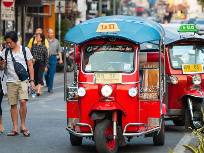 Chiang Mai: Tuk-Tuk Evening Tour with Temples & Street Foods - Key points at a glance