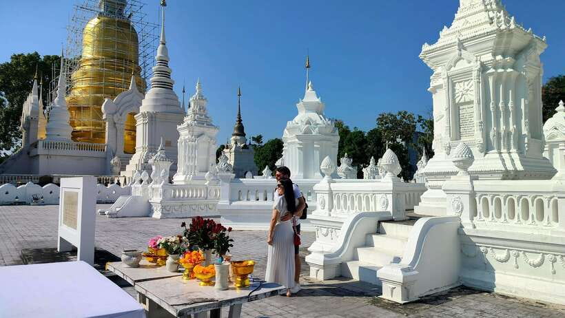 Chiang Mai: Tuk-Tuk Evening Tour with Temples & Street Foods - Why this four-hour evening route works